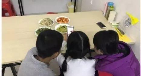 玩抖音的小学生让妈妈火了,中山家长:我孩子天天玩