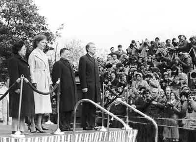 1979年:中美正式建立外交关系邓小平访美