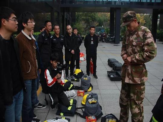 根据市消防支队统一部署,采购一批公网对讲机,完成对5个专职队的统一