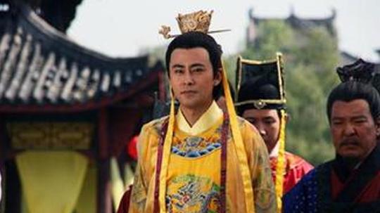 丈夫做生意血本无归，把年轻貌美妻子卖进皇宫，15年后竟当上皇后