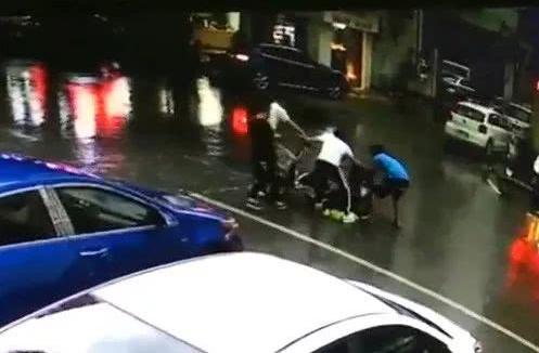 这温馨的一幕，被监控录像拍了下来，
