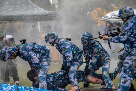 军医大学战伤救治大赛,再现战争"血腥"场面(附现场视频)