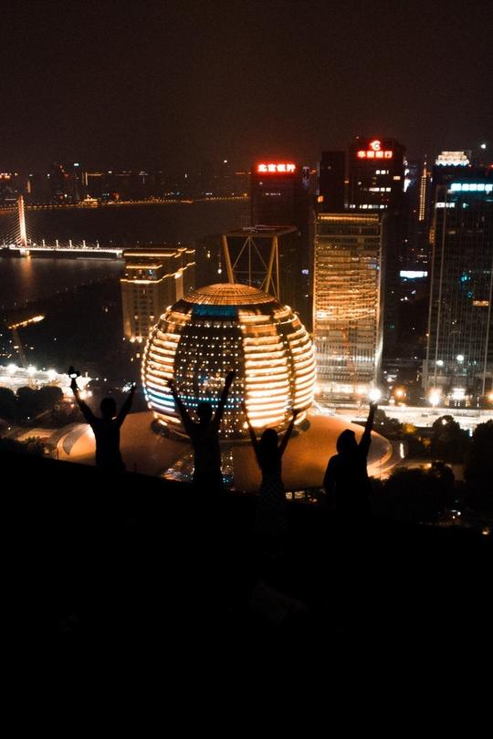 杭州最美天台，是很多人的网红打卡之地，想怎么拍就怎么拍