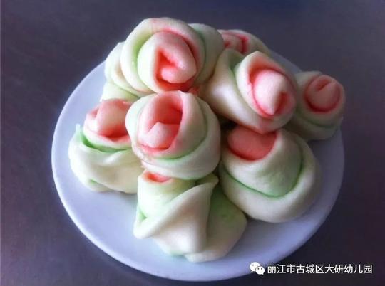 中餐:黄焖鸭子+三色玉米+青菜汤+大米饭午点:山药瘦肉粥晚餐:彩色