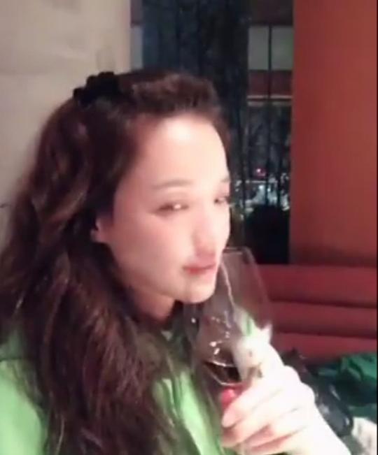 舒淇带老公跟闺蜜林熙蕾吃饭:舒淇豪气喝酒,冯德伦