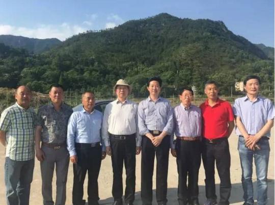 创业企业家联合会会长朱唤山参观南京军区政治部主任潘瑞吉将军图书馆