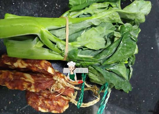 准备食材:芥兰适量,腊肠4节,油盐适量,蔬之鲜少许.