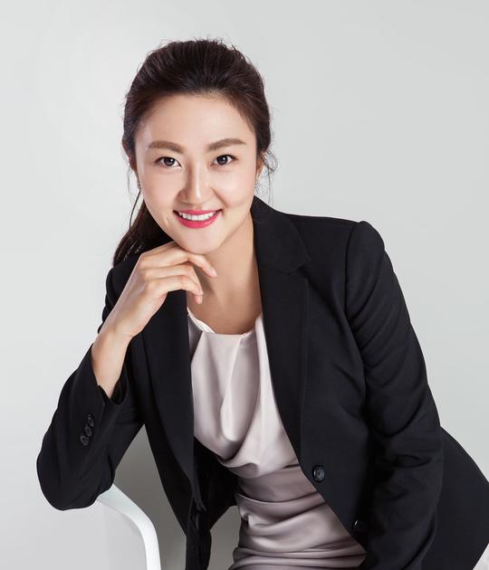 《美洲快讯》新闻主播,《凤点微博》主持人.