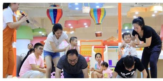 二胎宝妈苦熬8年，送二宝去幼儿园，本以为熬出头却被认成奶奶