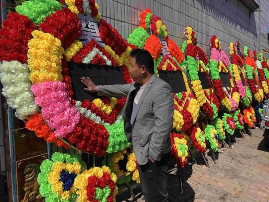 等待“转身”的殡葬第一村:“纸活”降温，电子花圈成新宠