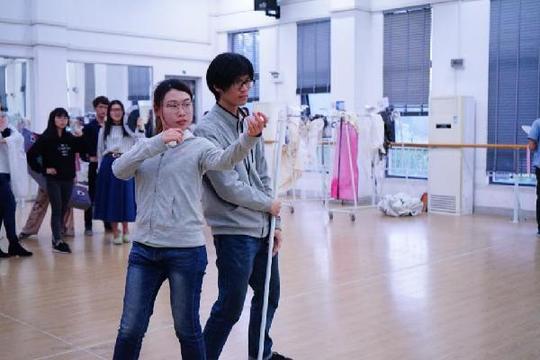 第一个节目是由戏曲兴趣小组带来的《梨花颂和戏曲广播体操》,开头一