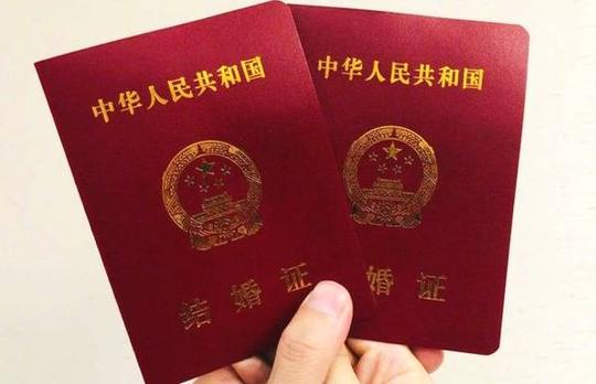 抖音"最尴尬"结婚证合照火了,镜头下拉后,网友笑喷了!