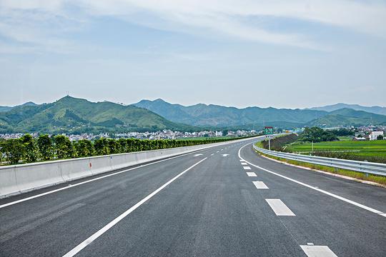 山谷中的高速公路_图片大全—全景创意图库（quanjing.com）中国领先的正版图片视频素材网站