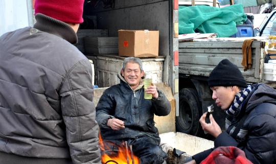 早市寒冬中坚守青岛大姨做成一单生意心花怒放烤大虾打牙祭