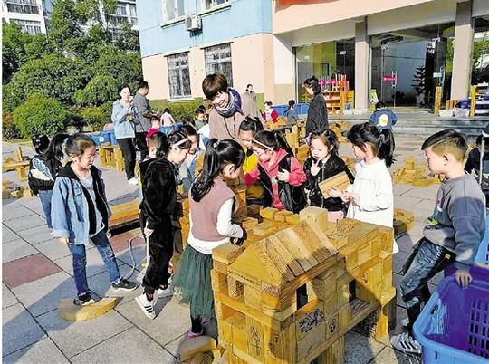 安吉县机关幼儿园,孩子们在用积木搭城堡.浙江在线记者李应全摄
