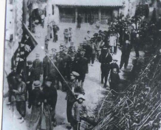 1951年，一位木材商被政府逮捕，后被带到烈士遇难地枪决