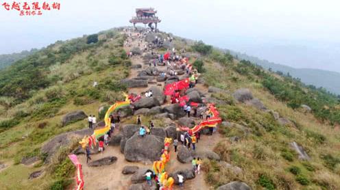 广西九月九登高望远风俗，大山上舞龙舞狮贺重阳节，真热闹