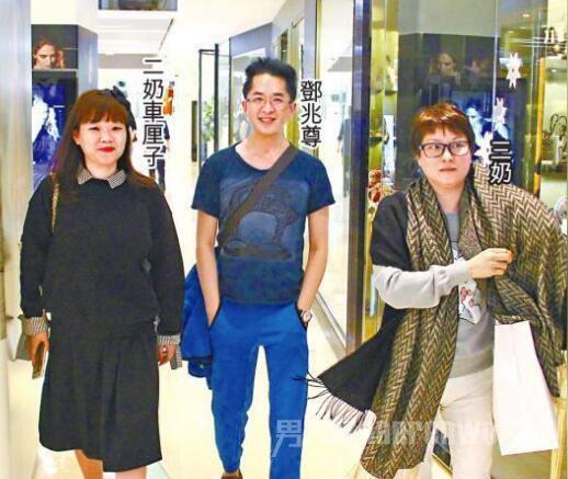 邓兆尊与老婆逛街