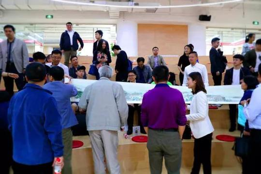 △北大部分校友,师生在北京大学全球大学生创新创业中心观赏《北大