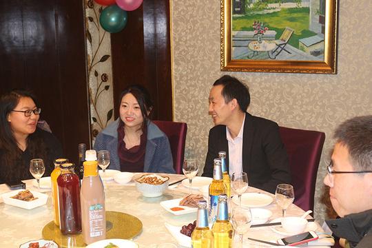开场曲后,播放徐总和主管们新年祝福短视频