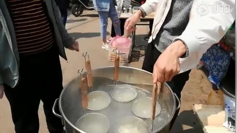 河南一高校大学生校门口摆摊卖面,坦言创业不易