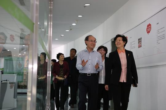 温涛校长陪同各位领导及人大代表参观我校大学生创业中心(sovo)