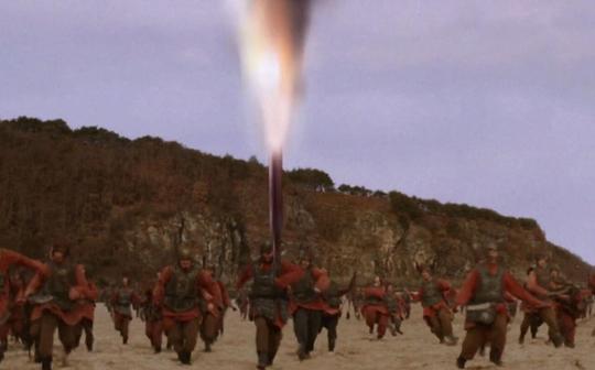 盘点:古装剧中的那些奇葩武器，王者级的导弹追着明朝士兵轰炸