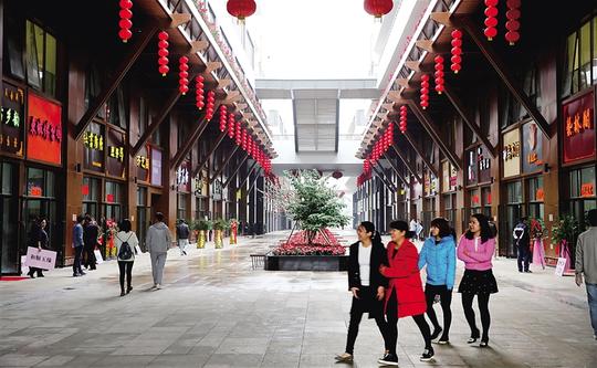 1月24日,儋州市民及游客在刚刚启动的旅游工艺品创业城游览.