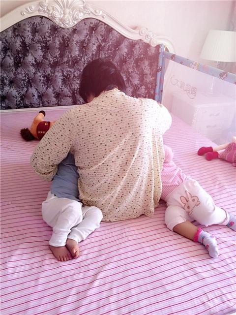 双胞胎如何同时哺乳