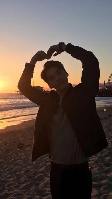 踩一踩我踩一下踩你脚表情包