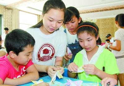 导留守儿童暑假课外学习.-图片新闻