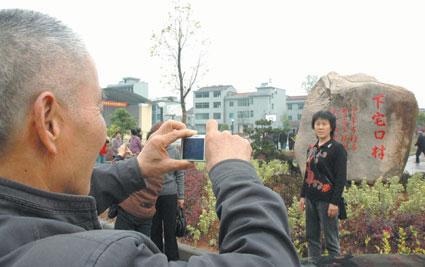 市民们被新农村的新景象吸引,纷纷拍照留念.