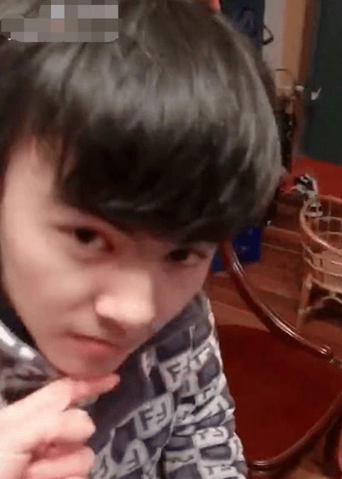抖音小哥哥发际线火了，掀起刘海看呆众人，网友:你是魔鬼吗?