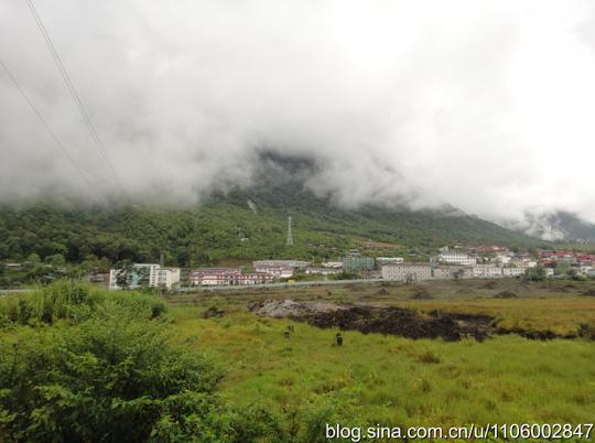 我在宾馆周围转了转,顺便了解一下墨脱的基本情况,墨脱地区南与印度