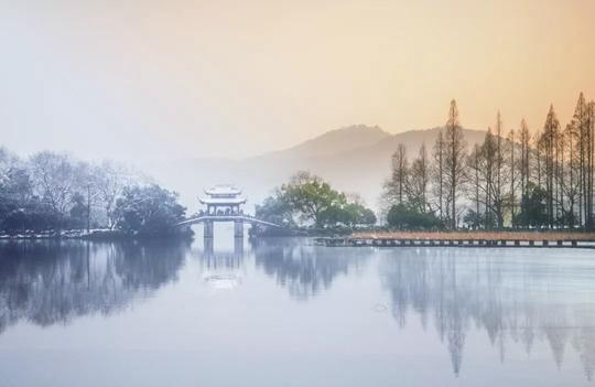 旅游正文一下雪就成了南宋时的临安城飞檐如旧,断桥残雪古风满满