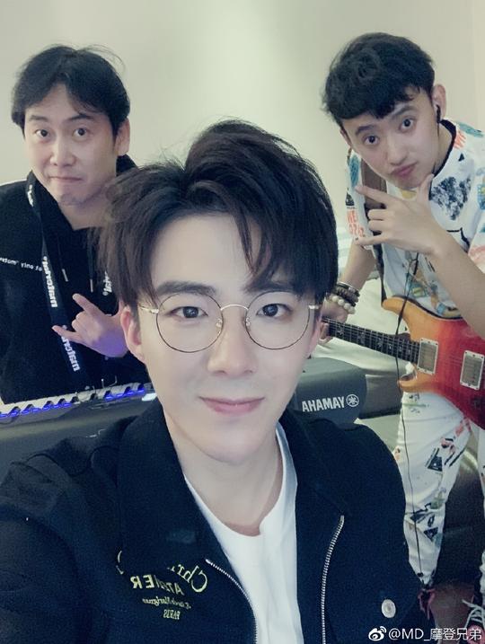 抖音摩登兄弟壁纸_抖音摩登兄弟三人高清无水印大图下载