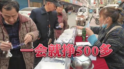 老李采访眼镜姐，原来摆摊也有诀窍，怪不得生意这么好，彩!