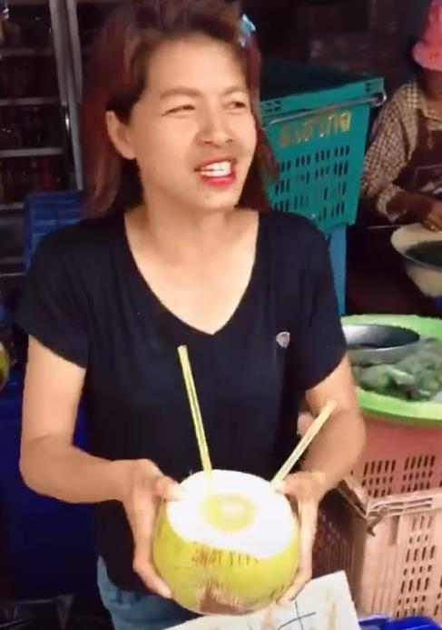 泰国网红姐卖椰子,甜甜甜冰冰冰,红了就涨价,一块也是