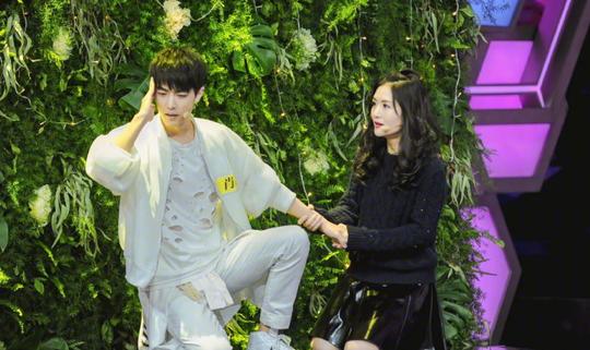 春晚史上“最帅”男主持人，普通师范大学毕业，却获赞完美接班