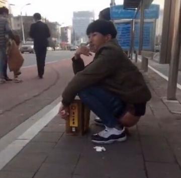  搞笑女孩拉屎大便动态表情包