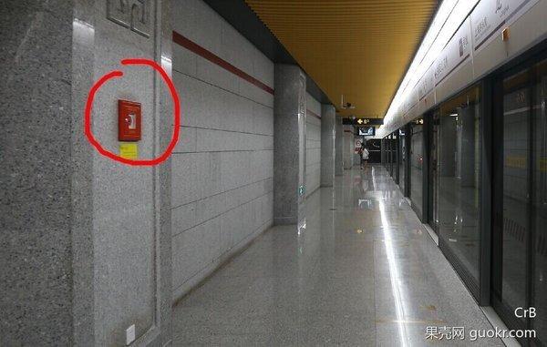 被地铁门夹住如何自救