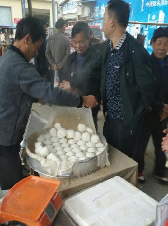 农村集市摆地摊,不起眼的小本生意,利润让所有人大跌眼镜
