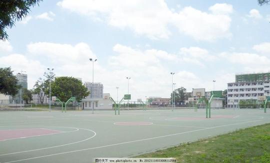 白云风光建筑蓝天摄影体育运动校园里的篮球场图片素材下载