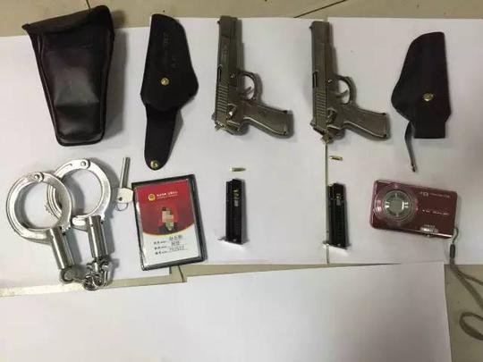 腰戴手铐,手枪,胸前挂着警察证,两名外区域流窜到金湾的男子通过冒充