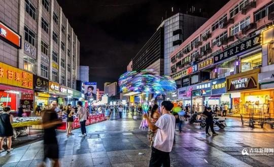 山东新闻逛夜市,吃小吃,和商户讨价还价,欣赏绚丽的霓虹