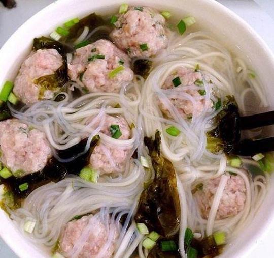 这是一道可以制霸鲜汤的美味，虾滑紫菜粉丝汤，超级营养的