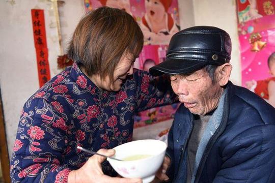 我家是做装修生意的|父母帮大伯挣钱他却忘恩负义抢我家生意，最后落魄求帮忙我叫他滚