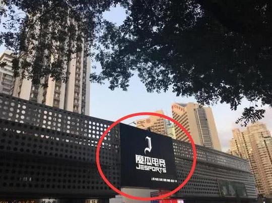 周杰伦开的网咖300元一小时,投资2000万,生意究竟火爆