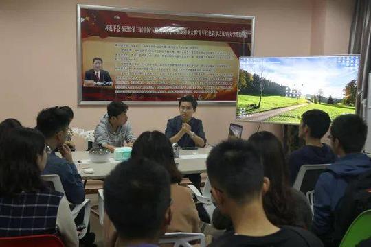 杨剑南学长主要从"抓住社会痛点","创业背景","市场分析","商业模式"