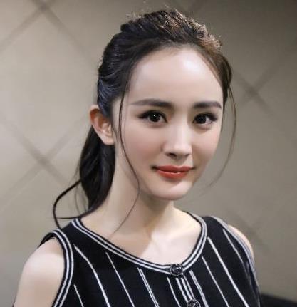 抖音惊现缩小版"杨幂",当看到她的正脸后,网友:比小糯米都像